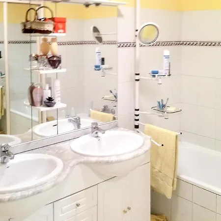 Apartment With 2 Bedrooms In With Balcony And Wifi *
